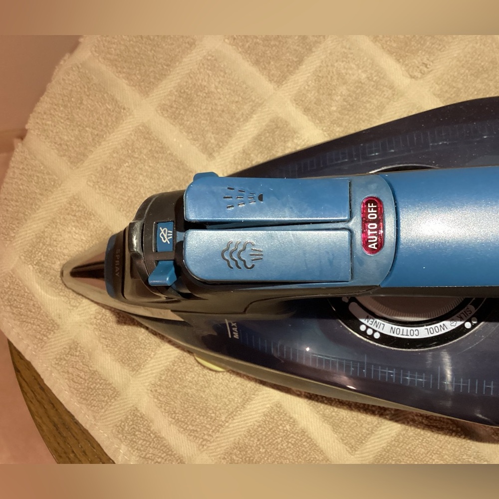 New Rowenta DW5051 Iron - Project Runway Edition - Picture 9 of 10